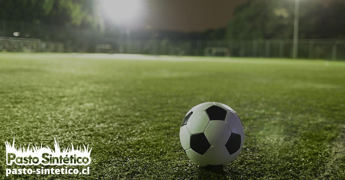 Balón de fútbol de noche con luces de fondo